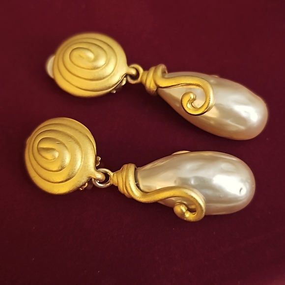 Carolina Herrera Gold Brushed Pearl Drop Earrings - Picture 2 of 5